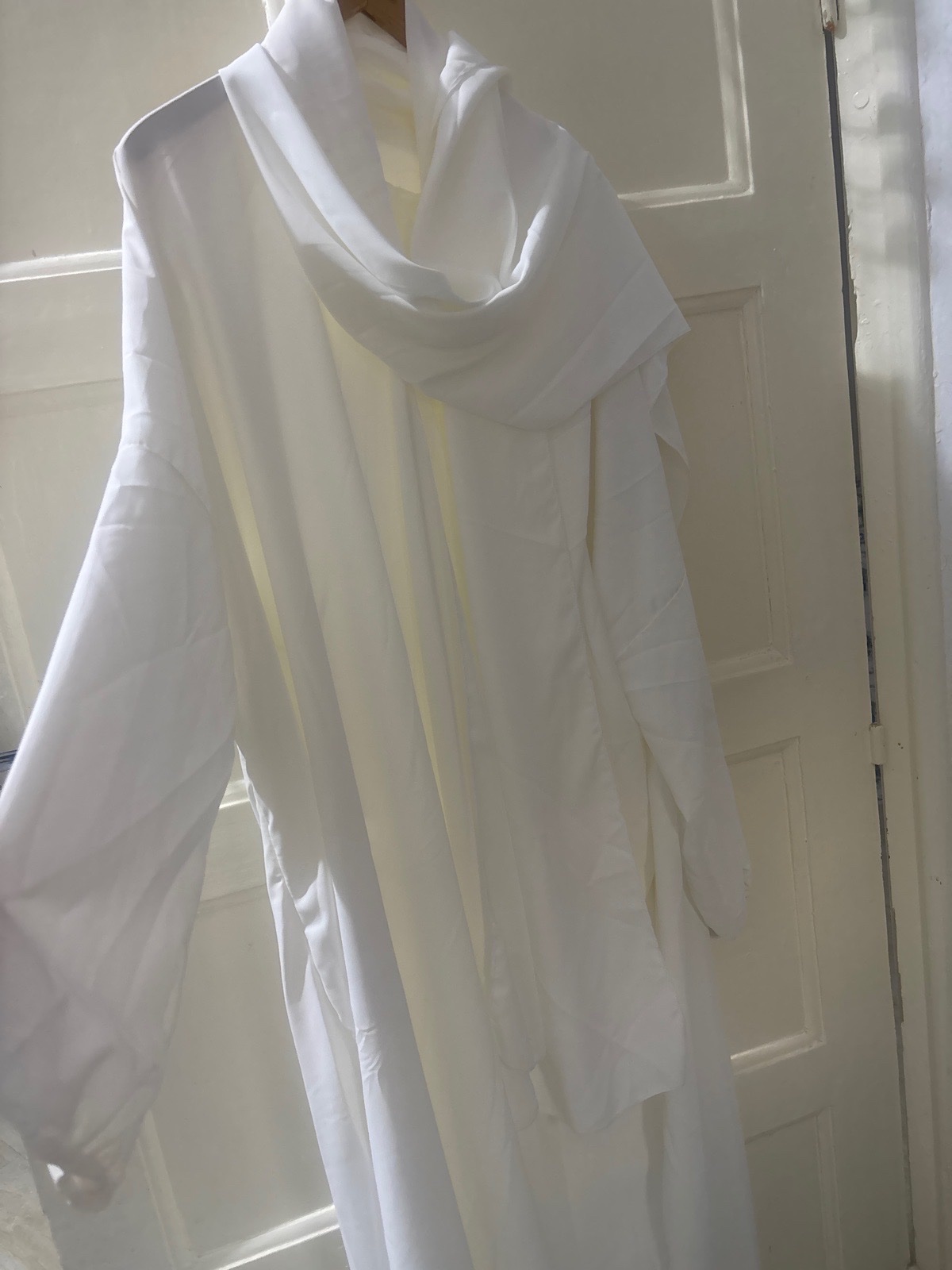 Robe salat avec foulard accroché 