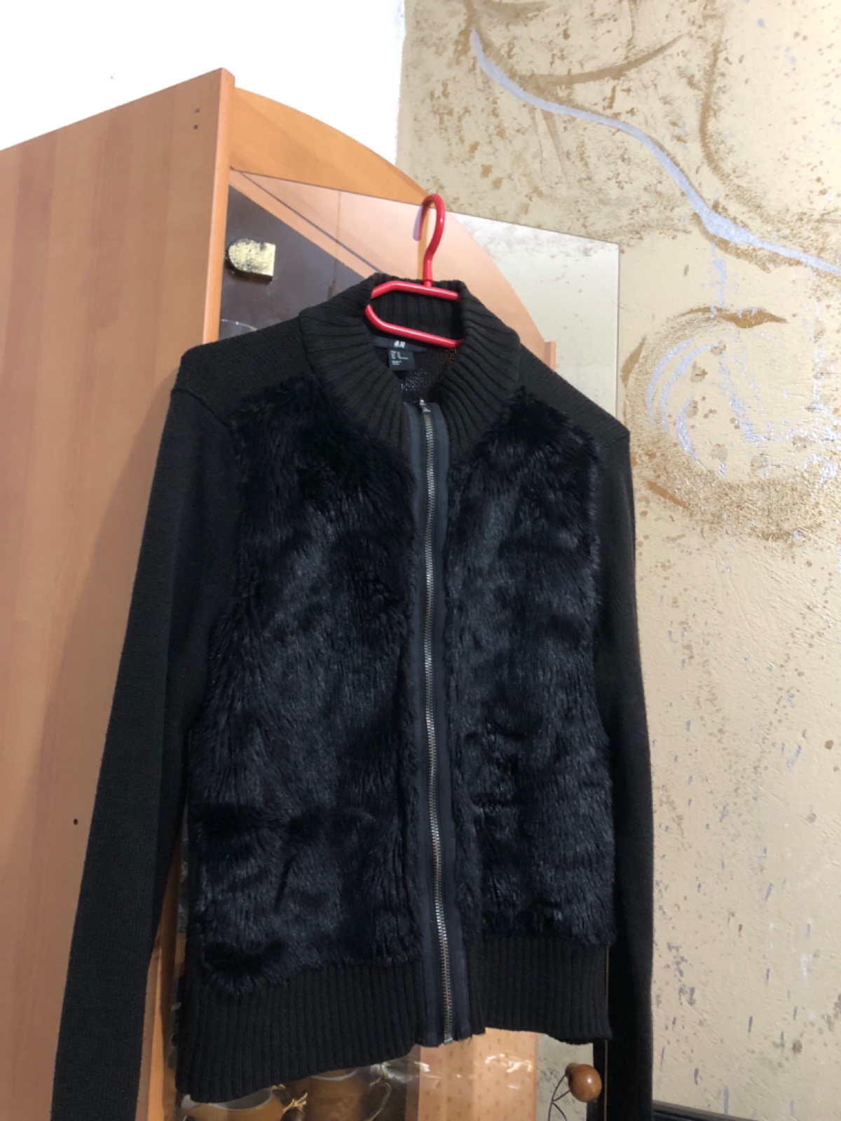 Veste noire 🖤  H&M avec fourrure – Taille M – Très bon état 🫠💫