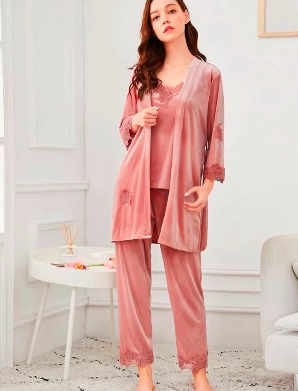 Set de 3 pièces en velour rose poudre trés bonne qualité(chemisier +bretelle+ pantalon et ceinture  avec guipure fine aux extrémités ) taille M peu porté 