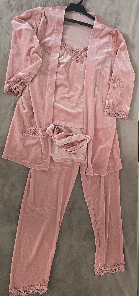 Set pyjama en velour rose poudre trés bonne qualité
