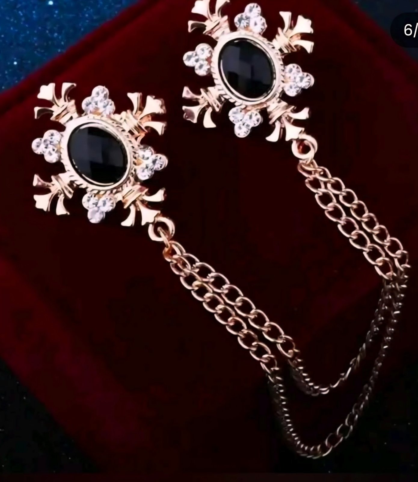 Broche doré et noir 