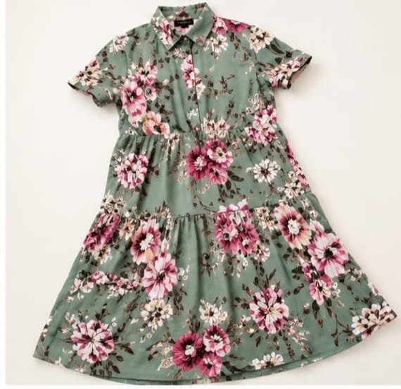 Jolie robe min longue verte avec ceinture à imprimé floral 