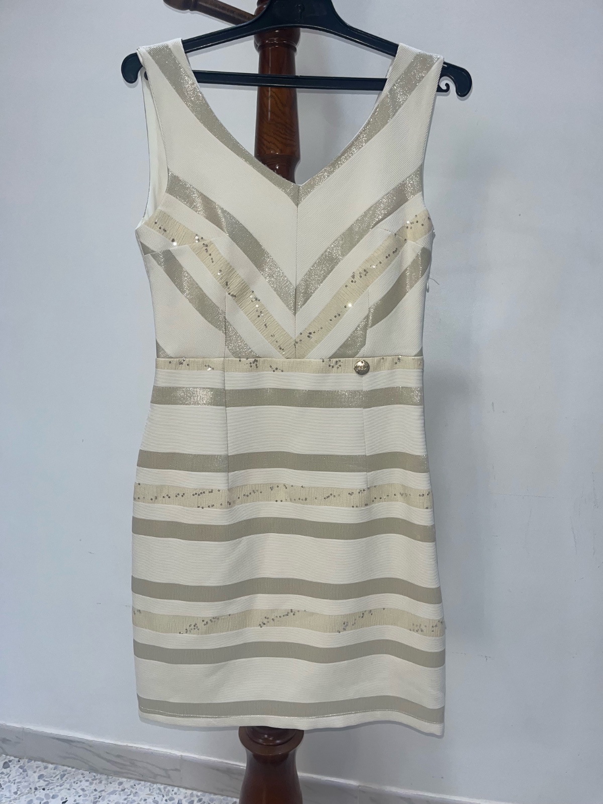 Robe élégante beige & doré sans manches