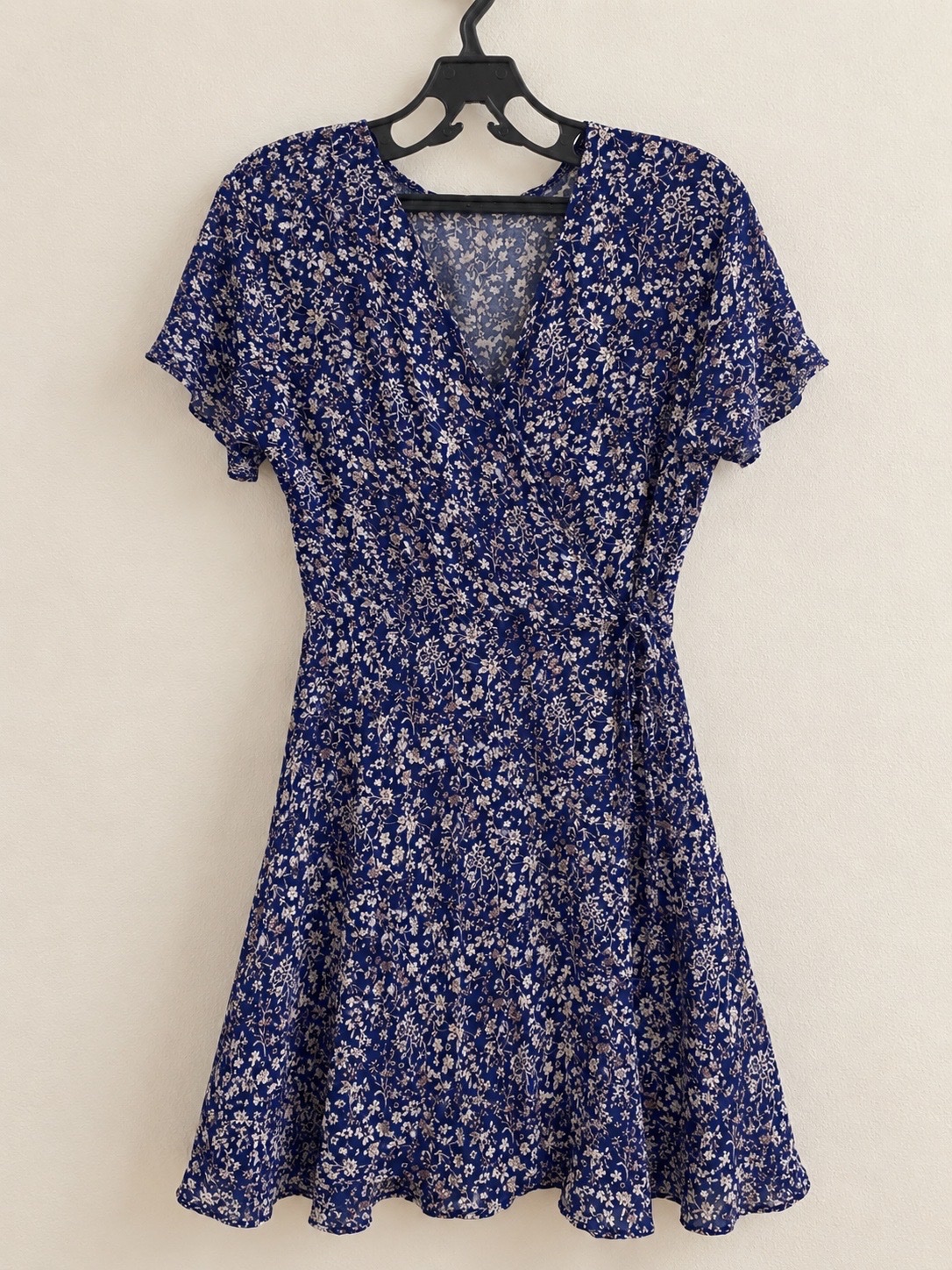 Robe bleue fleurie à manches courtes – élégante et légère💙