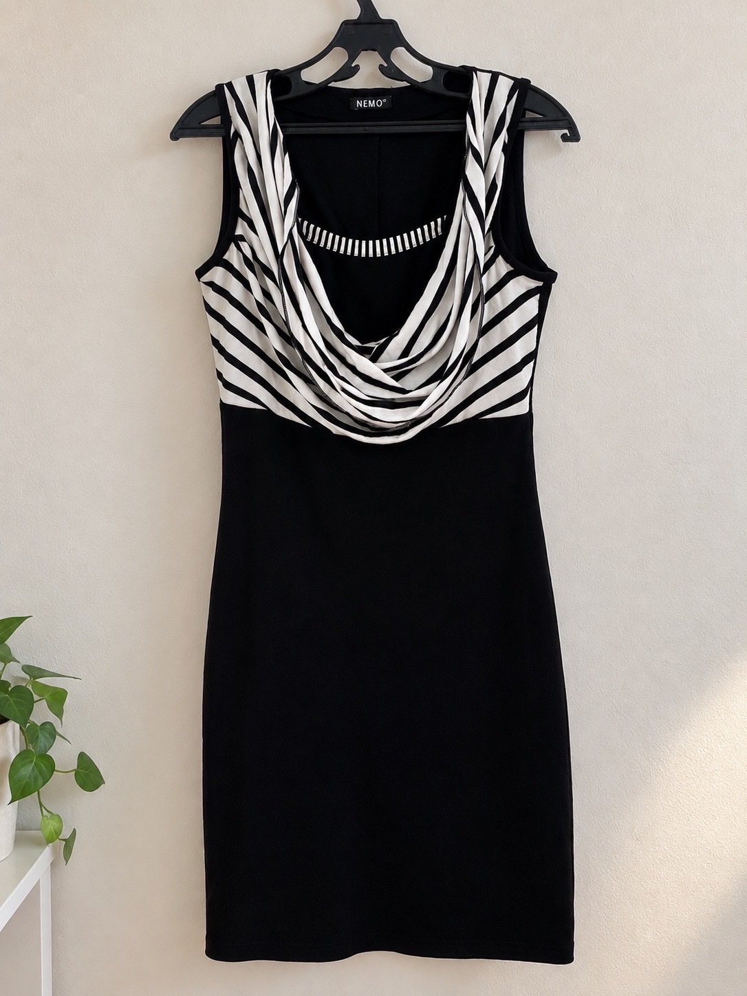 Robe noire élégante à détails rayés noir & blanc ✨