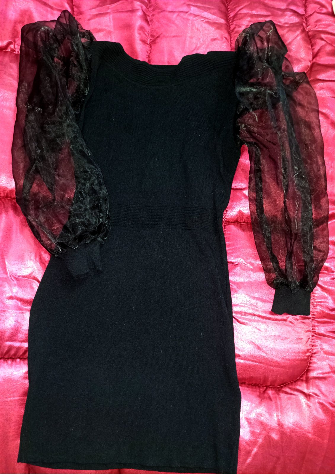 Robe noire caractérisée par des manches longues bouffantes .
