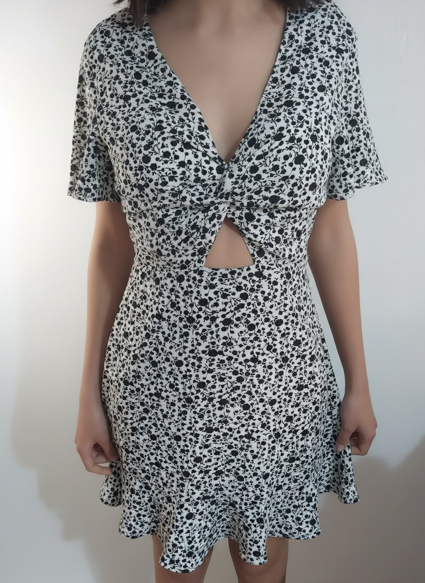 Robe courte noir et blanc à motif, détail noué à l’avant et ouverture sous la poitrine taille xs/34 neuf