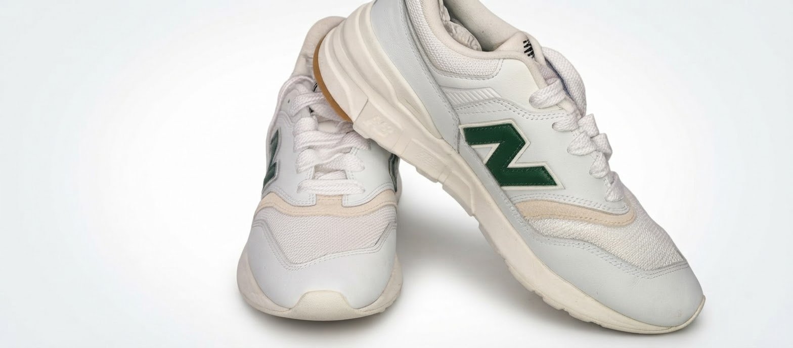 Chaussures New Balance originales, neuves et jamais portées. Modèle élégant et confortable, en excellent état, avec une finition soignée. Idéales pour un look sportif et tendance au quotidien. 👟✨