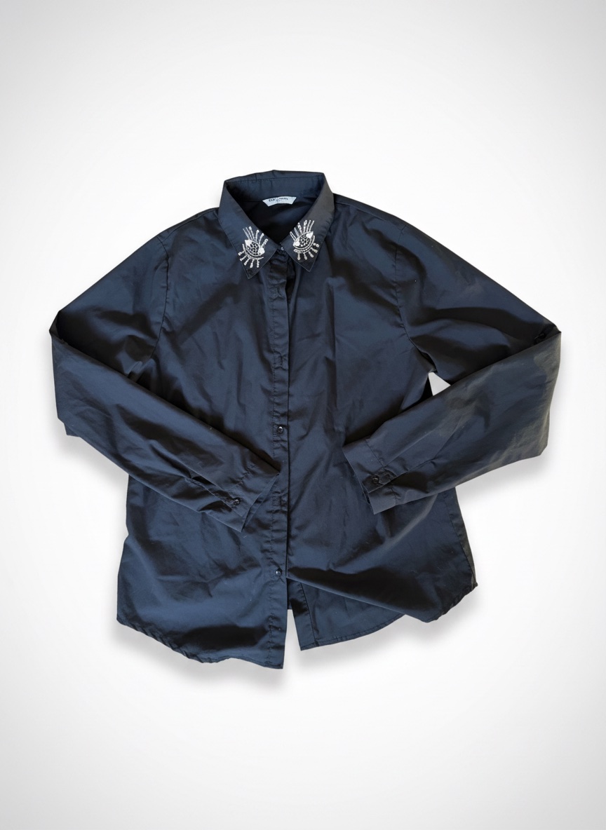 Chemise noire avec des yeux sur le col 