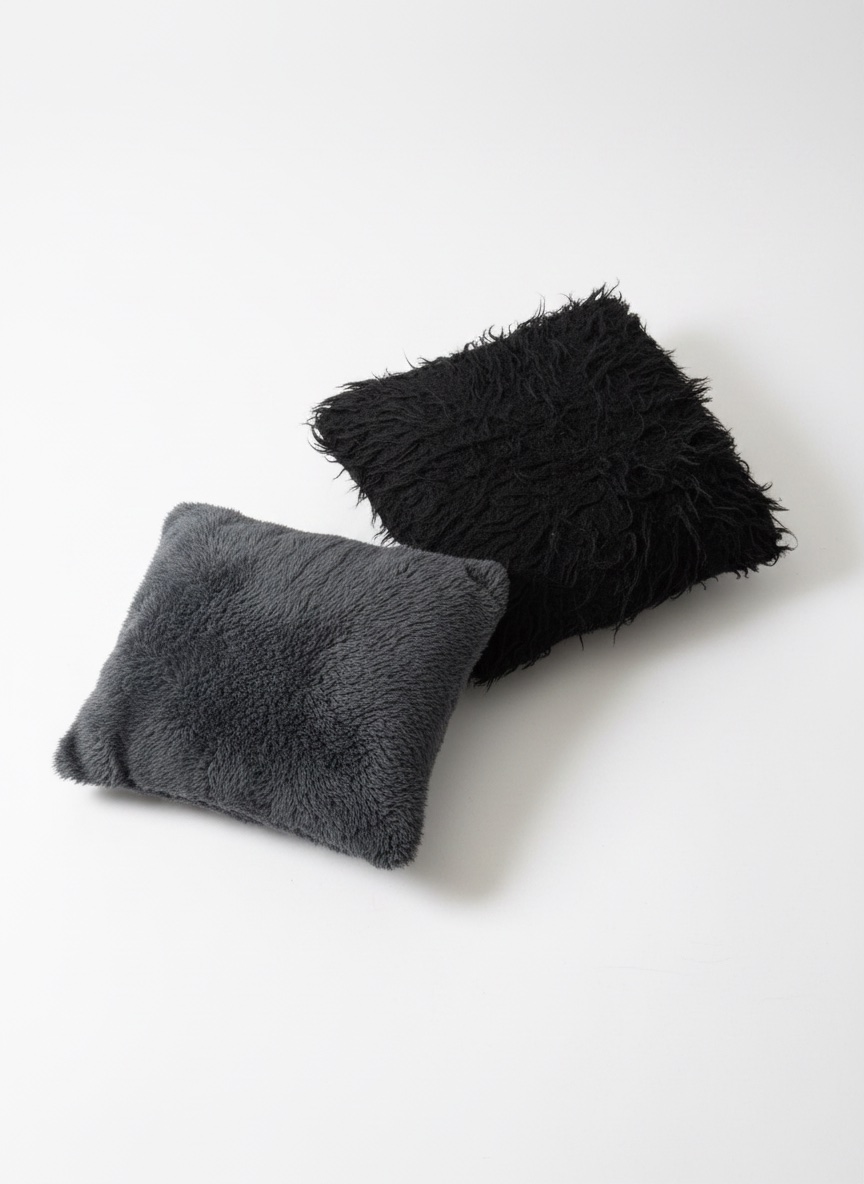 Deux coussins en fausse fourrure 