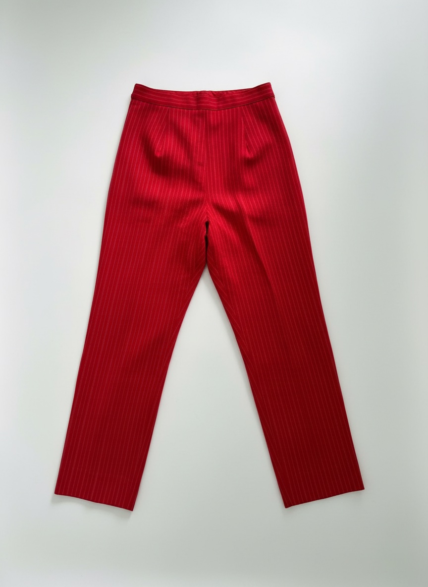 Pantalon rouge avec rayures fines blanches 