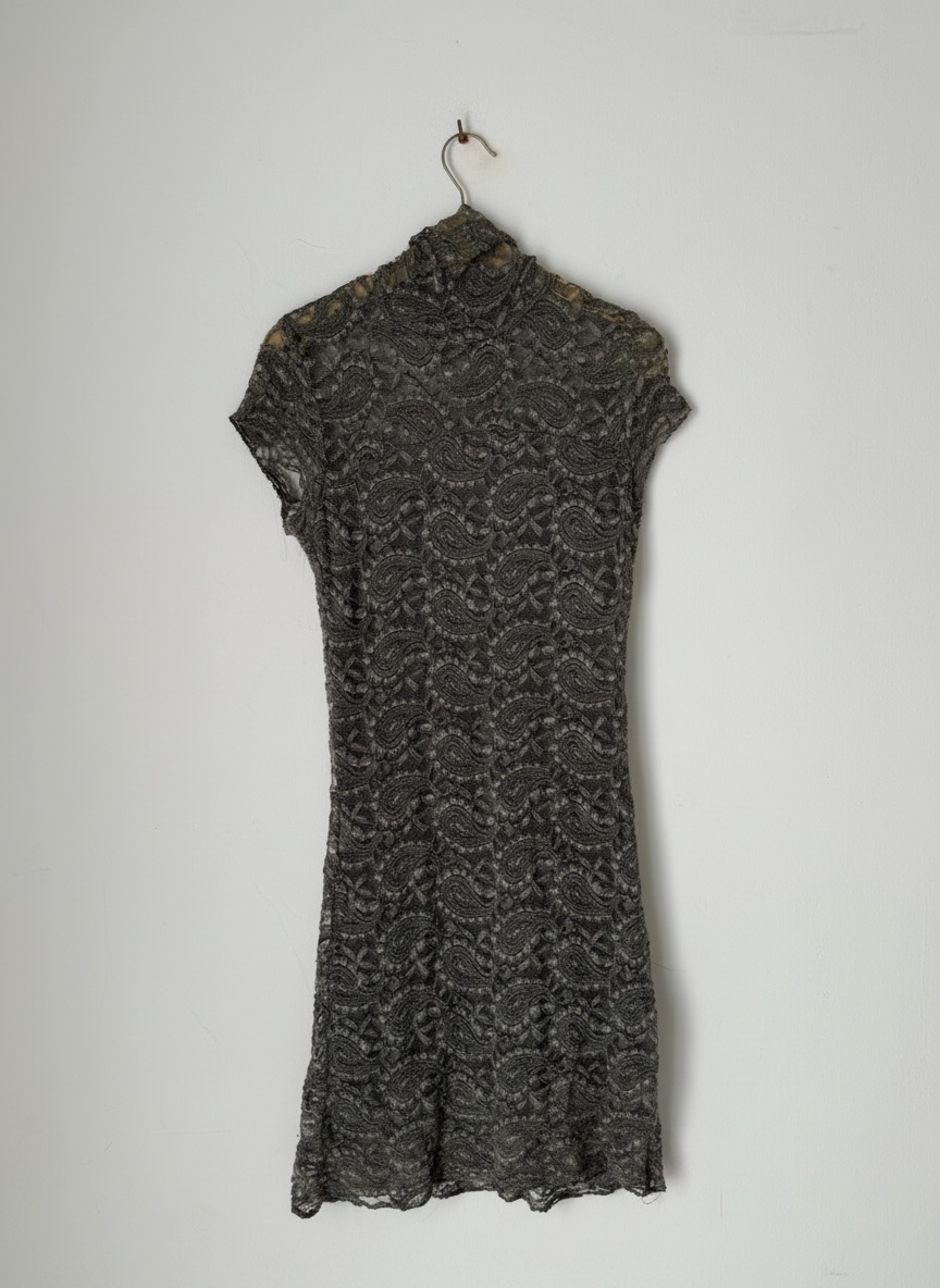 Robe en detelle grise 