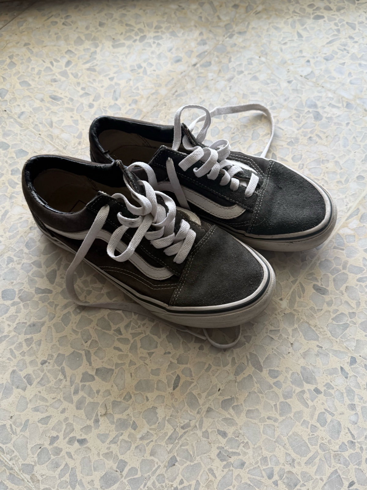 Tennis VANS noire en cuir velours