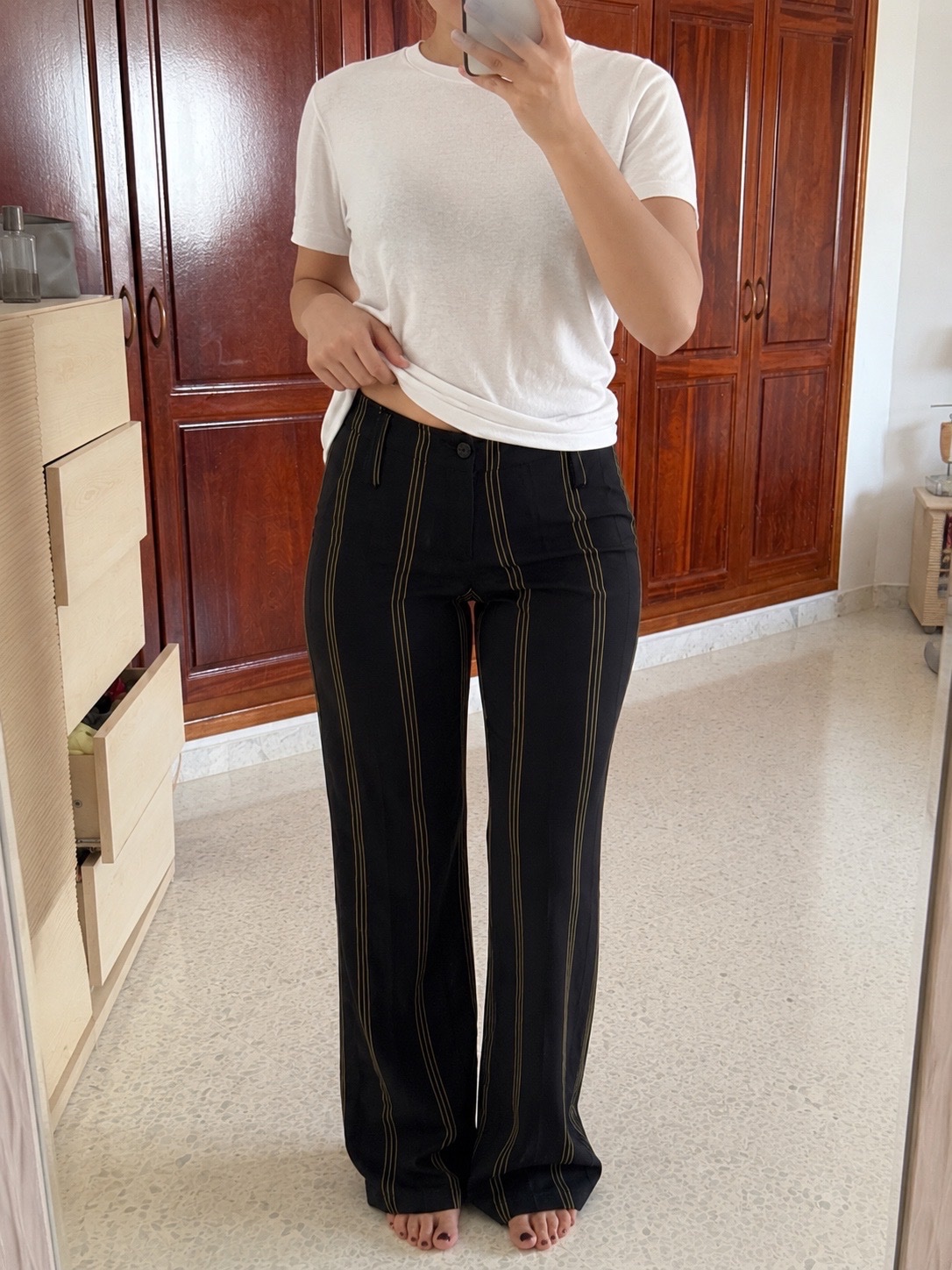 Pantalon flare noir à rayures jaunes matière stretch