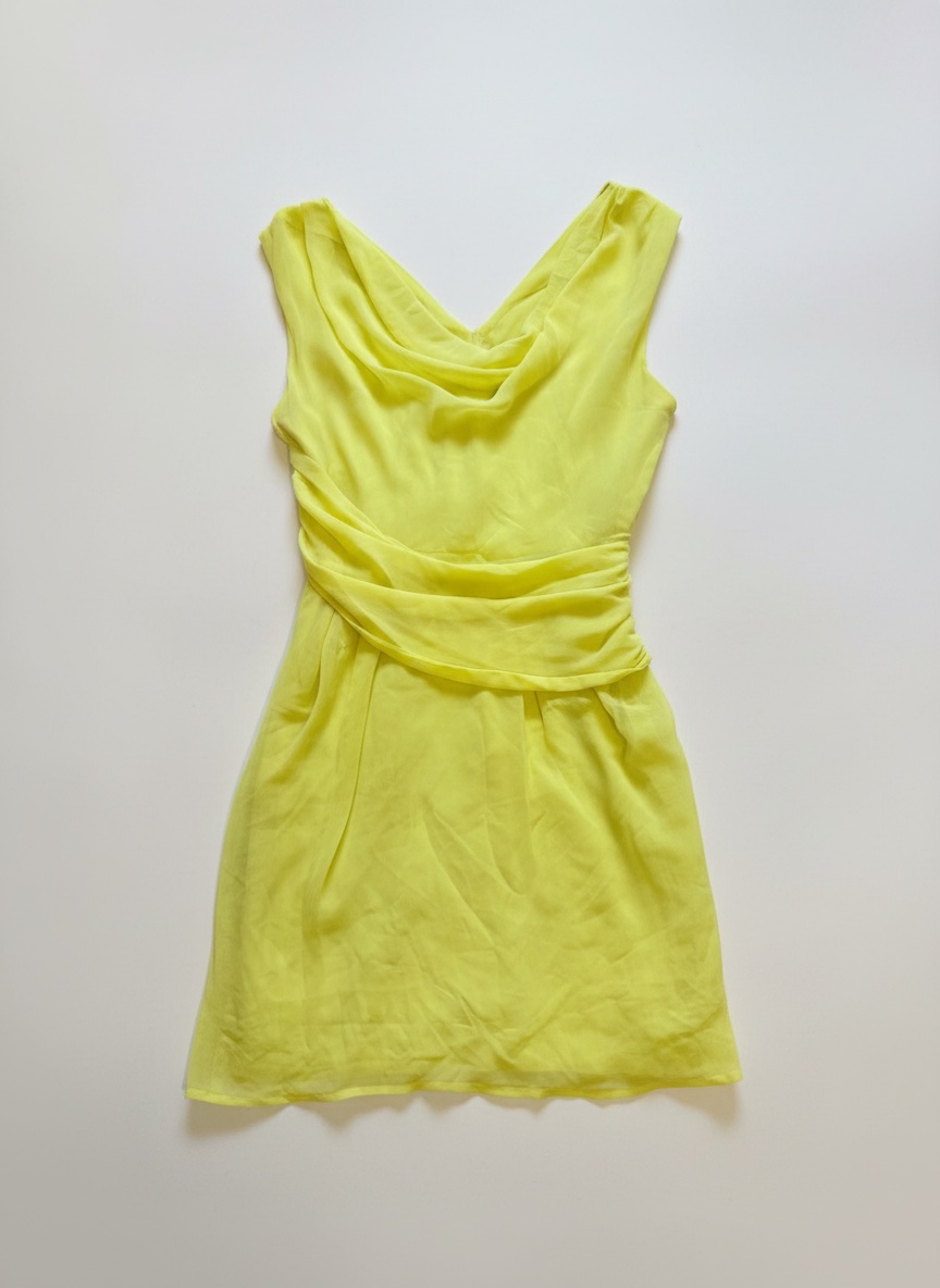 Robe jaune drapée