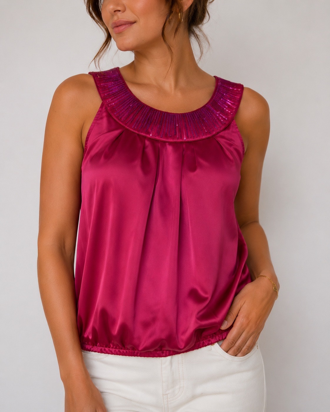 Haut satiné fuchsia élégant avec col orné de sequins ton sur ton