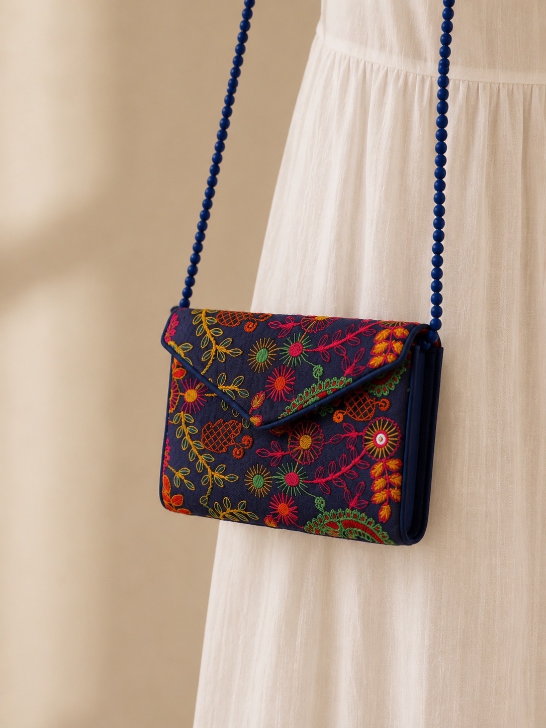 Pochette brodée bleue 