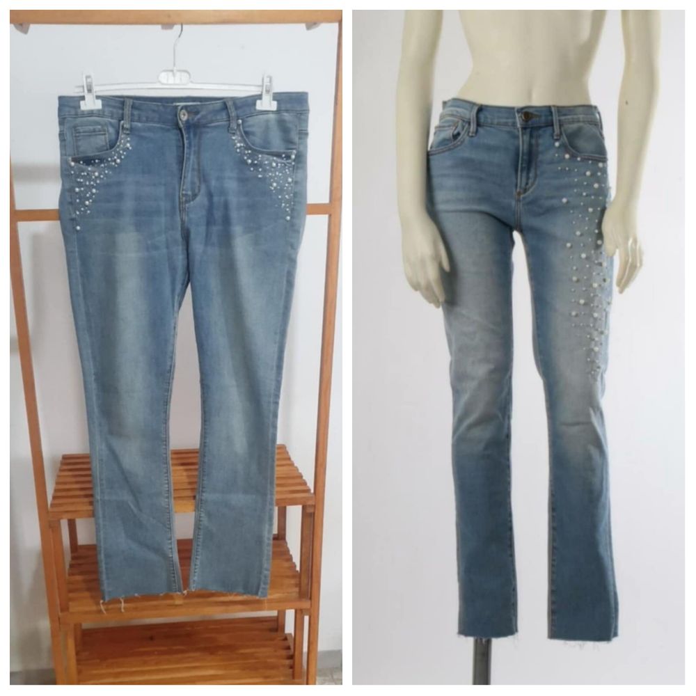 Pantalon jeans manque de ticket de taille mais ylabes taille 44 fih des perles fi les poches w déchiré melouta