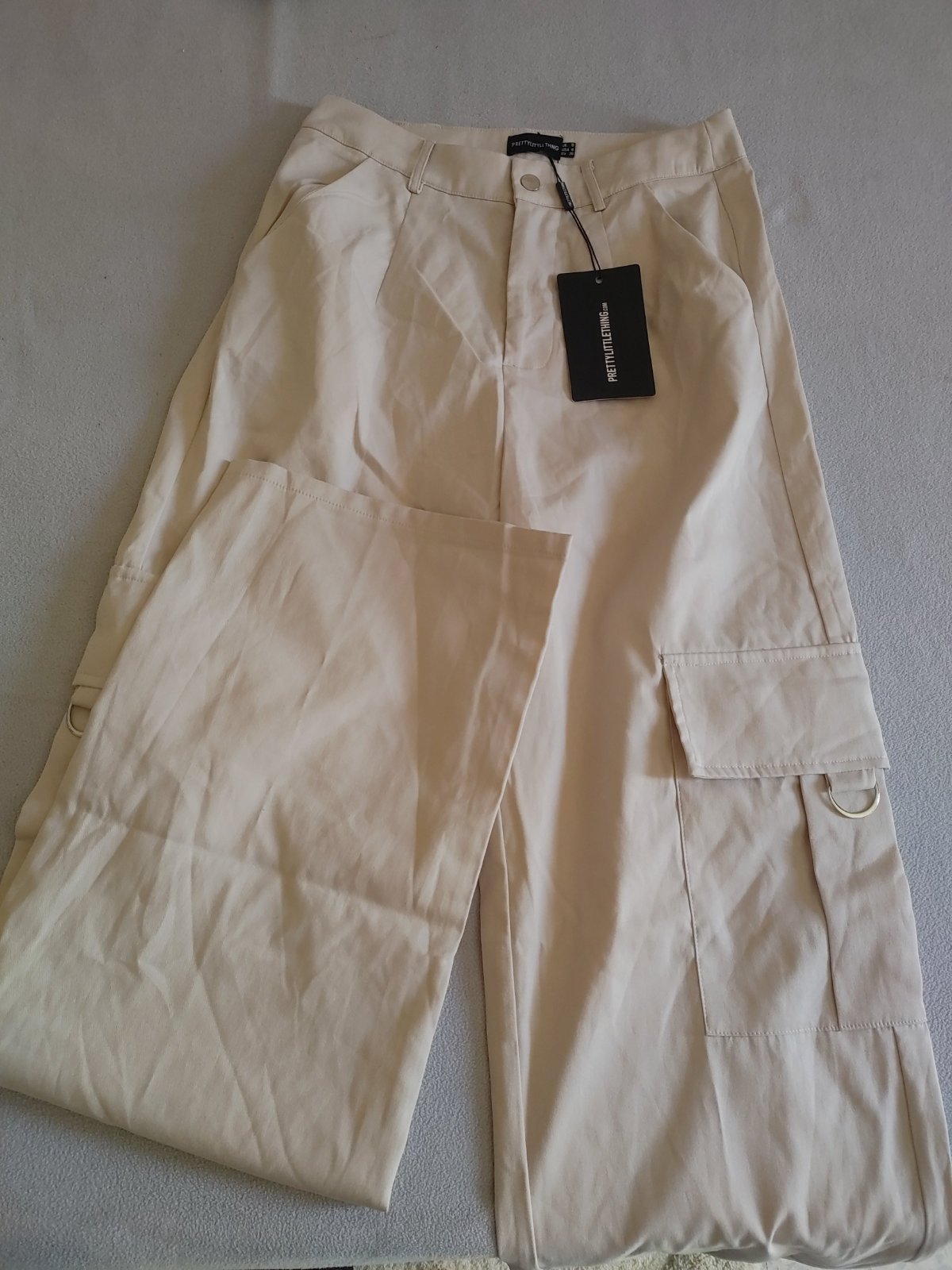 Cargo large en beige jamais porté de la marque pretty little thing