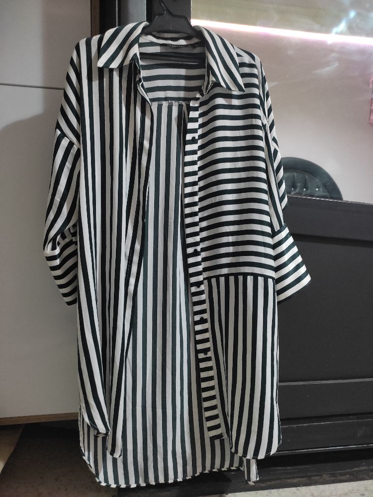 Chemise longue zara couleur vert foncé et blanc