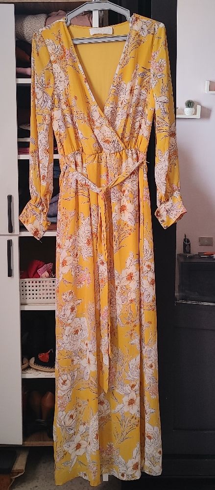 Trés belle robe couleur jaune soleil 