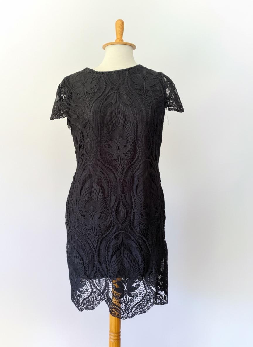 Robe noire en guipure 