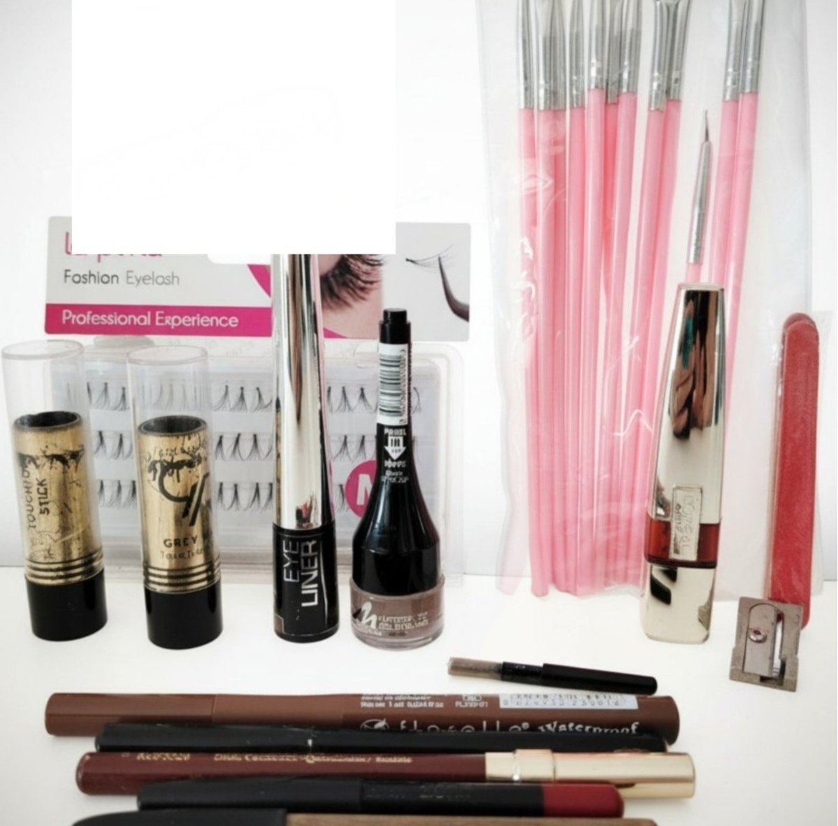  4 crayons à lèvres, rouge à lèvres l'oréal, crayon à sourcils et gel eyeliner marron, lot pinceau pour vernis permanent et lime neuve , cils à cils cacheté , mascara Brown cheveux blanc, taille crayon, eyeliner Mavala Brown neuve 