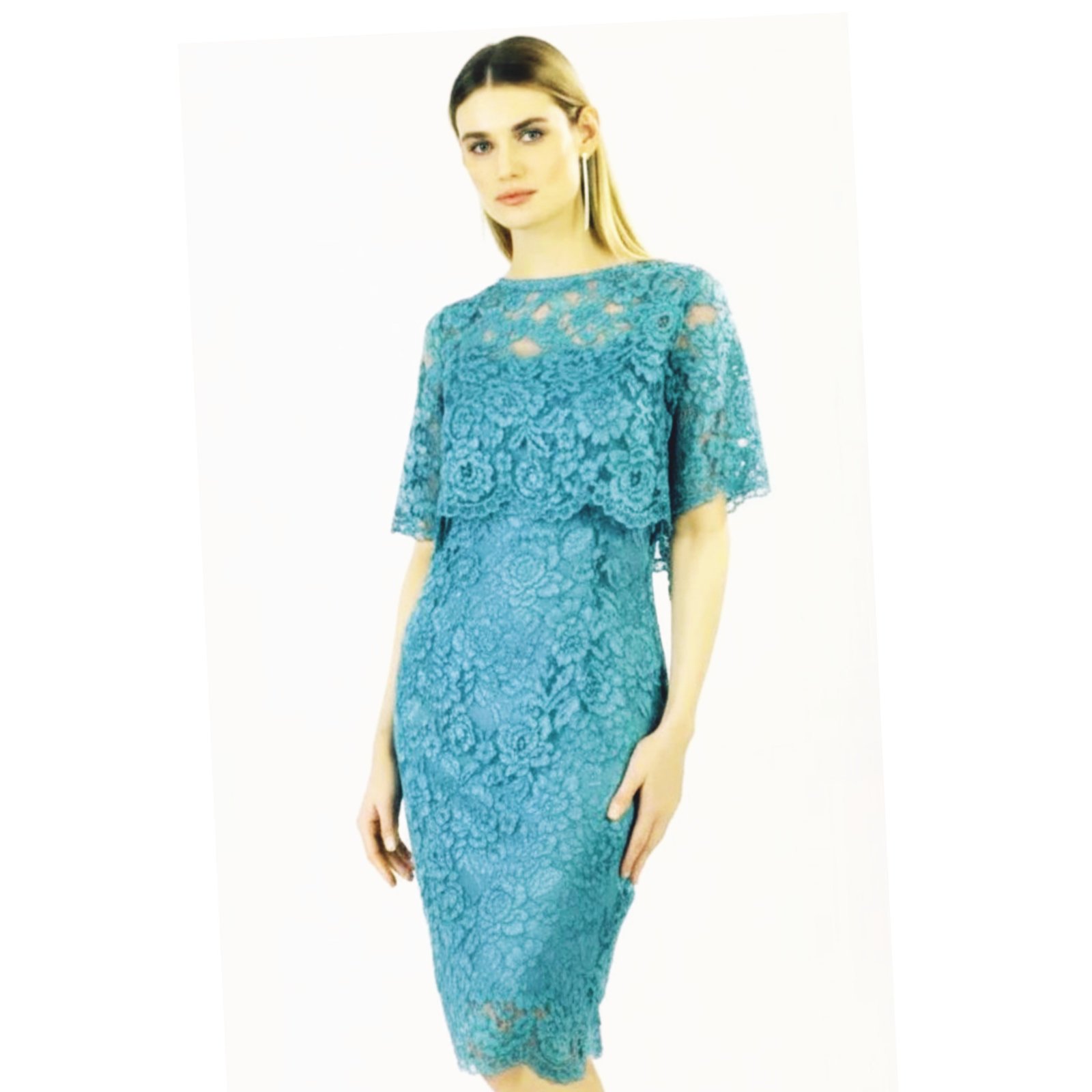 Robe mi-longue avec cape dentelle 