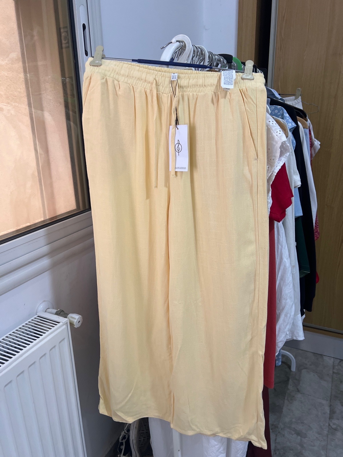 Pantalon en lin jaune Stradivarius taille S
