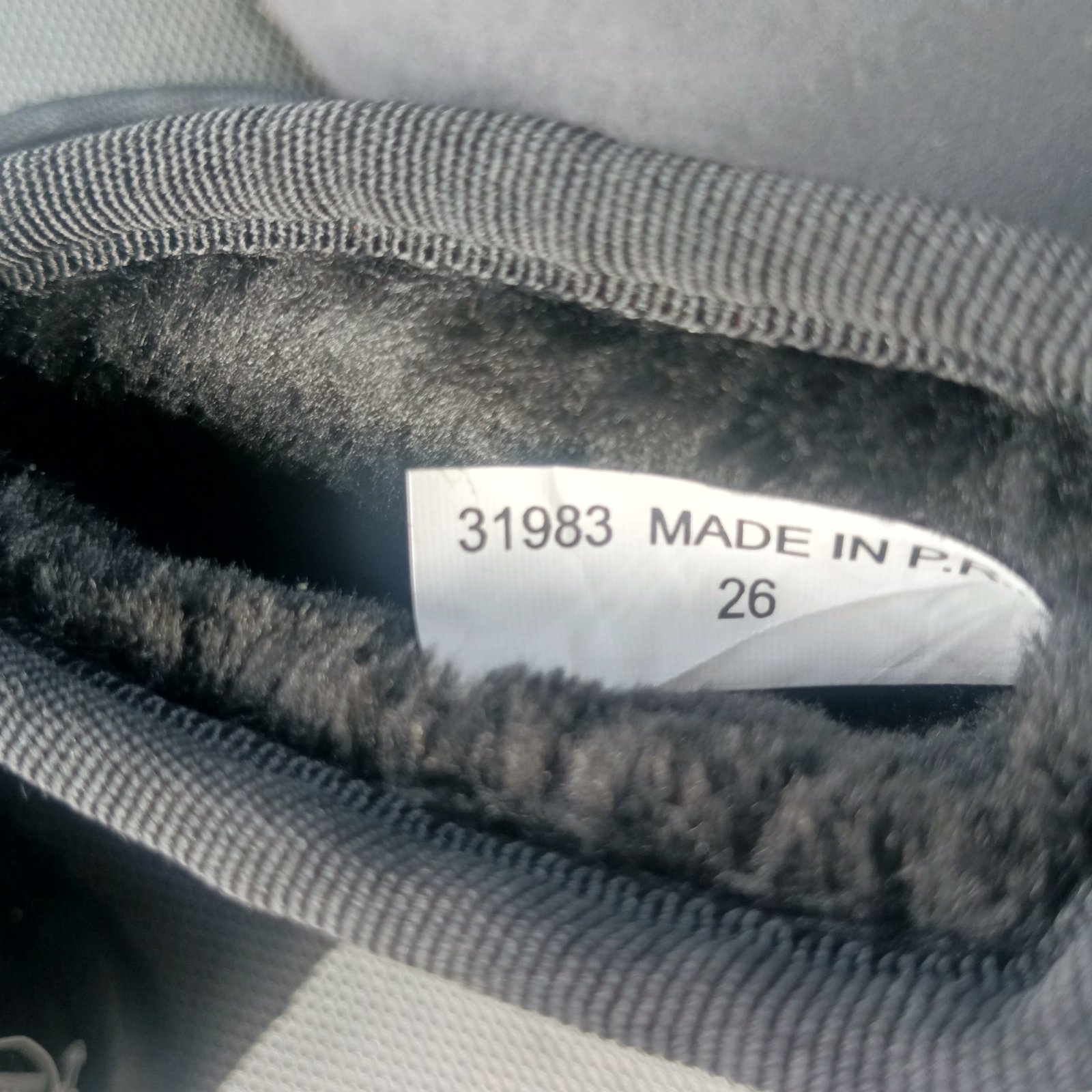 Chaussures pour fille taille 26 jamais utilisé 