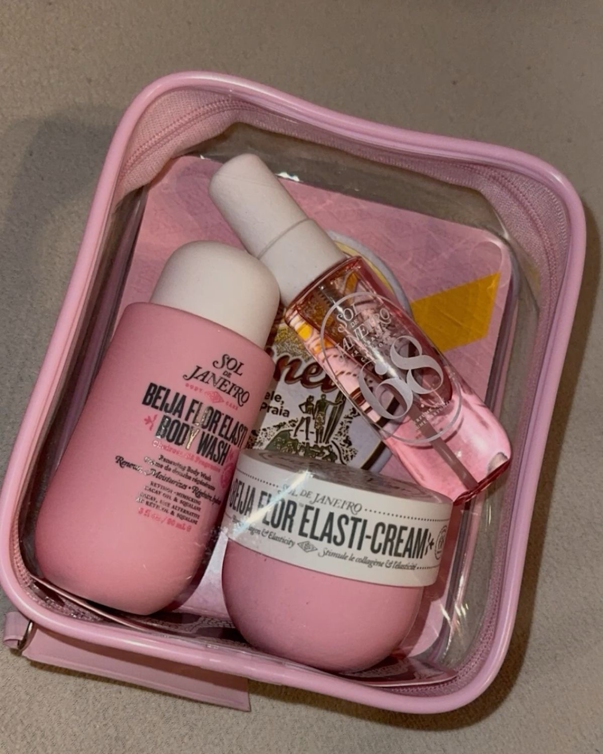 Coffret Sol de Janeiro contient des produits de format voyage, notamment la brume Cheirosa 68, la crème Beija Flor Elasti-Cream et un gel douche, parfaits pour l'hydratation en déplacement.