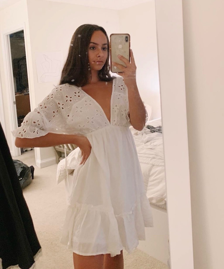 Robe blanche à manches courtes avec des détails en dentelle brodée