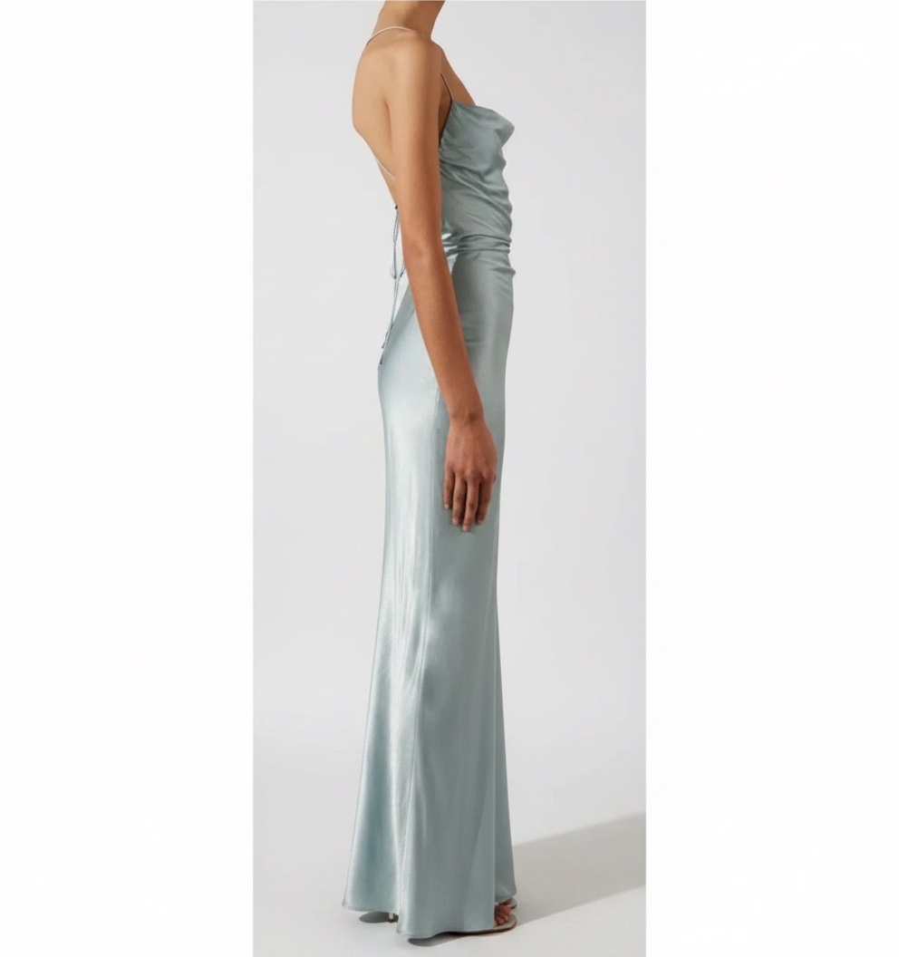 Robe longue en satin de couleur vert d'eau (ou sauge) présente un décolleté drapé et un dos nu avec un laçage