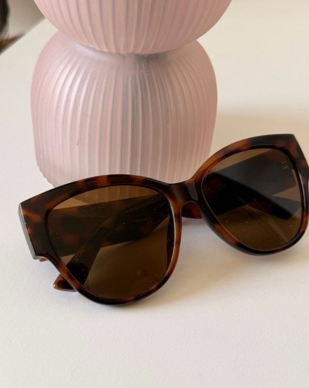 Lunette une forme œil de chat (cat-eye) ou ovale avec un motif écaille de tortue (tortoiseshell).