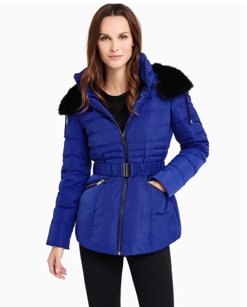 Doudoune métalisse bleu avec ceinture et une bordure fouroure 