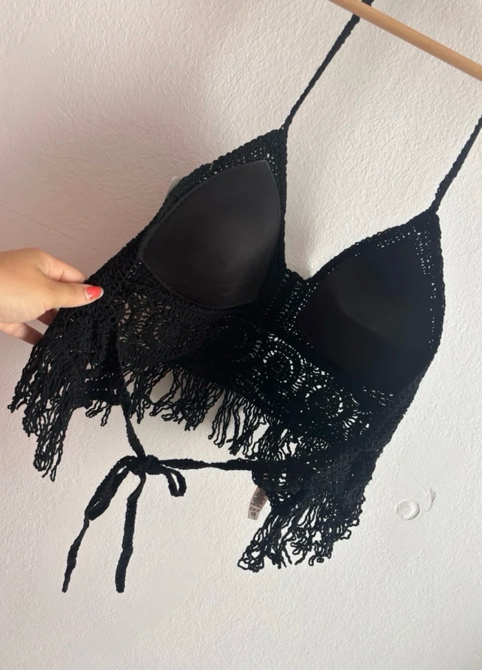 Top en crochet noir de style bohème est orné de franges délicates