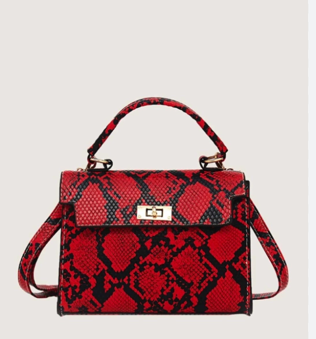 Sac à main en cuir synthétique présente un motif de peau de serpent rouge et noir, rappelant les modèles de la marque Suillty. 