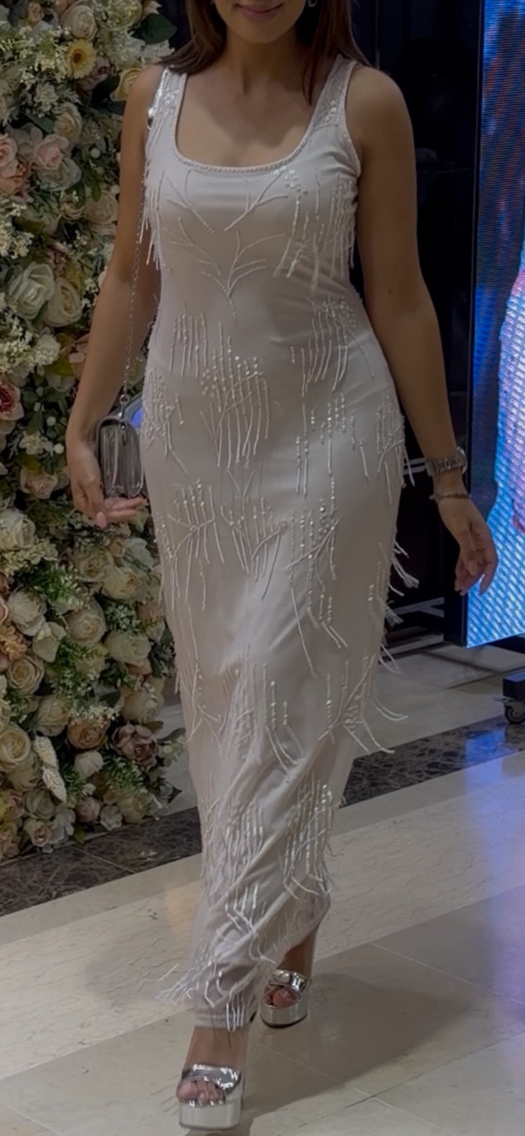 Robe longue de la maison italienne Maria di Ripabianca se distingue par son design raffiné et ses détails perlés de haute couture.