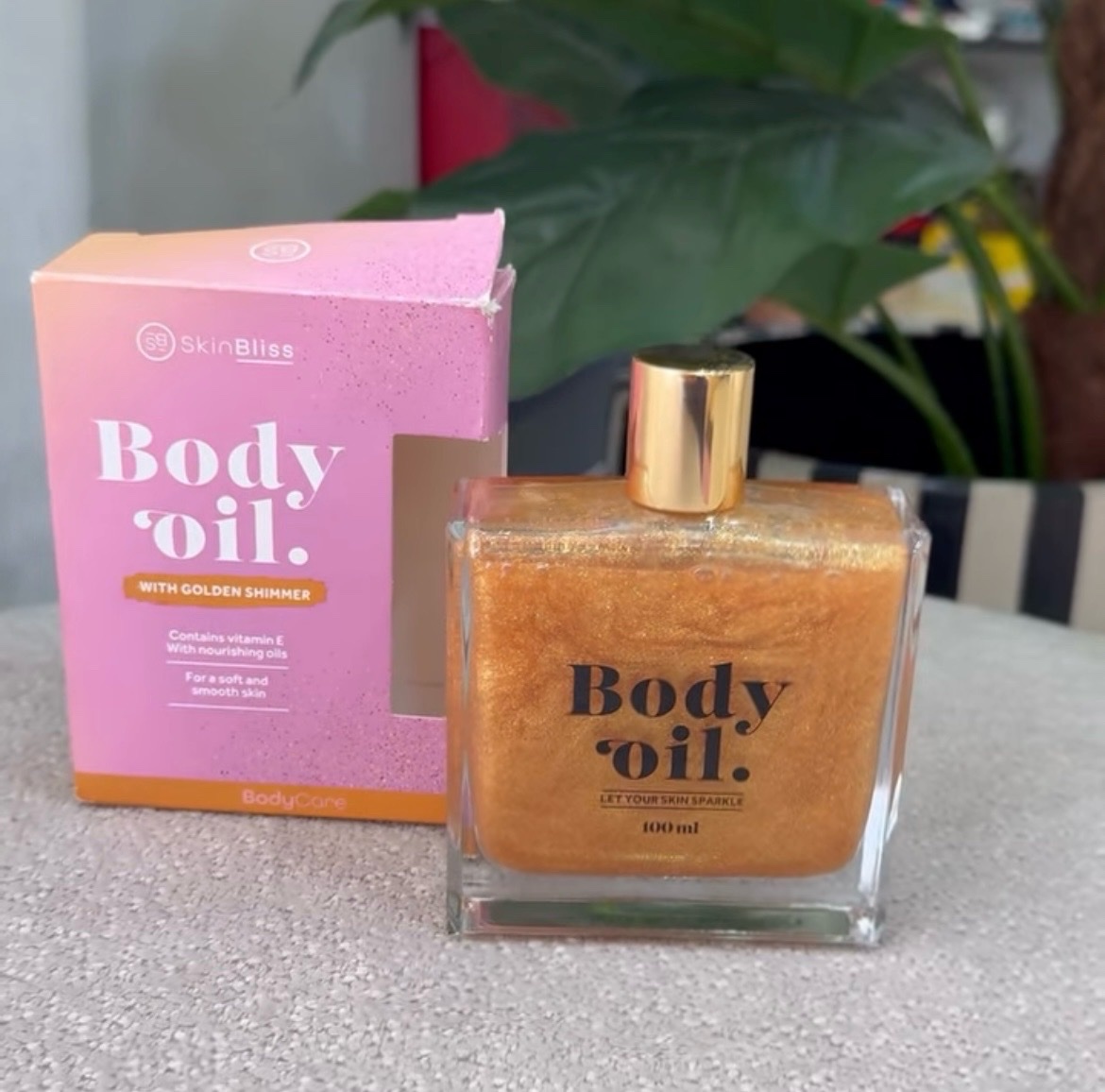  huiles nourrissantes et de la vitamine E pour adoucir la peau.