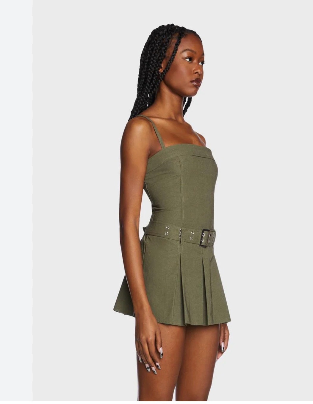 Robe verte kaki Lime Lush arbore un style sans manches et une taille basse.