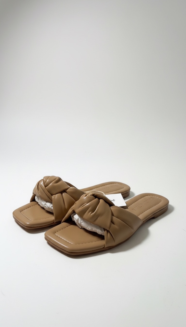 Sandales sont des Stradivarius padded knot flat sandal de couleur beige. 