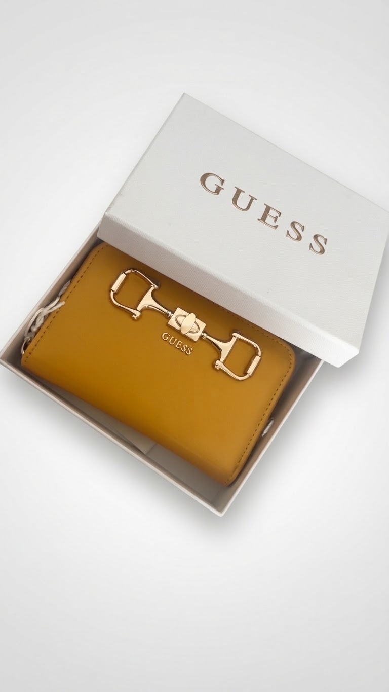 Portefeuille Janie à logo de Guess en coloris ambre/jaune, caractérisé par son élégant détail de mors doré et son lettrage de logo sur le devant.