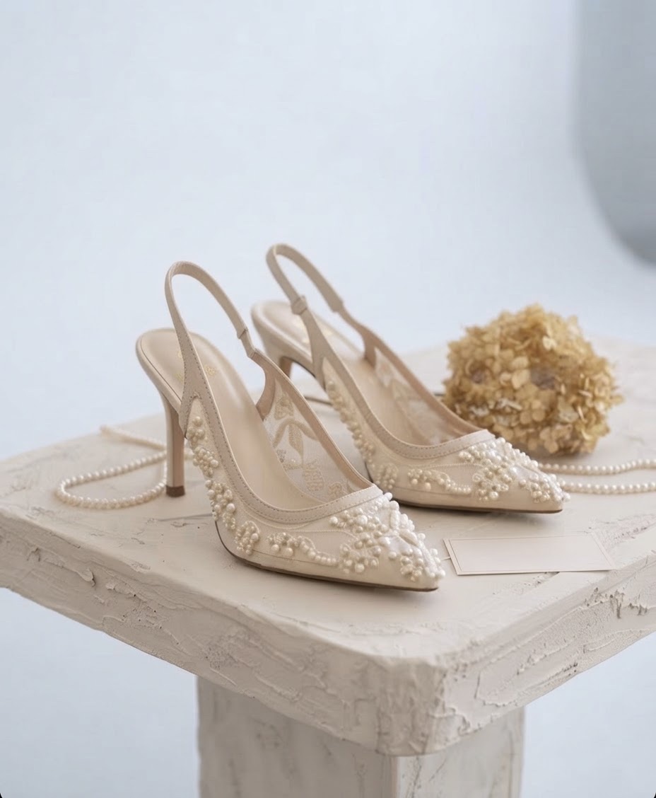 Escarpins slingback beige à bout pointu sont ornés de dentelle transparente et de perles nacrées délicates 