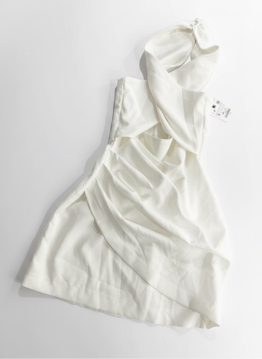 mini-robe blanche de la marque Zara, caractérisée par son col licou torsadé et son design drapé