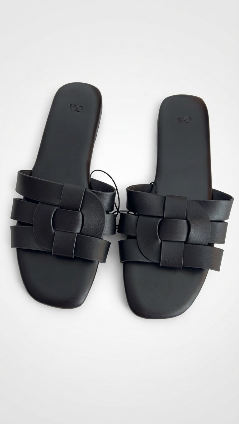 Sandales plates noires C&A arborent un design à brides tressées élégant et minimaliste.