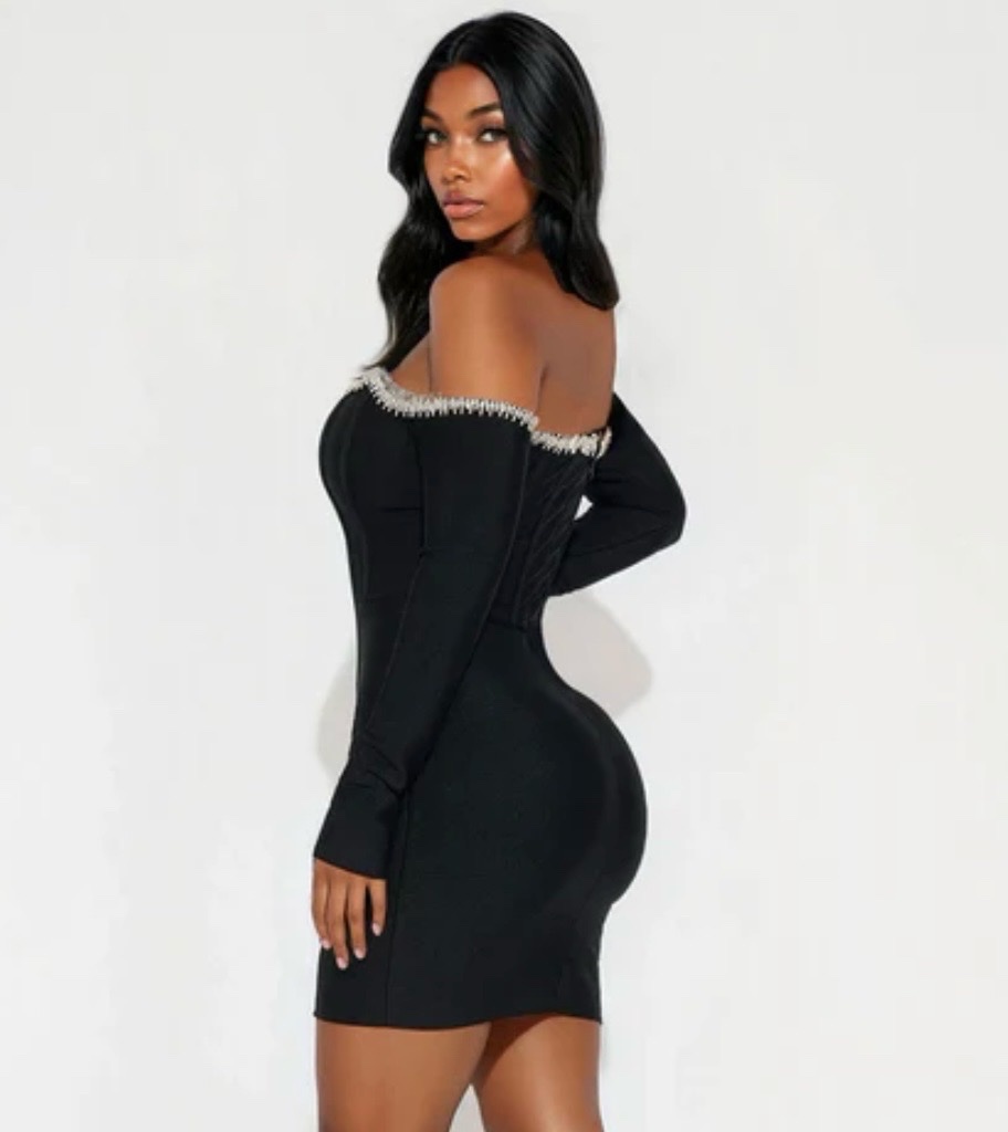 Robe noir shein avec des perlles