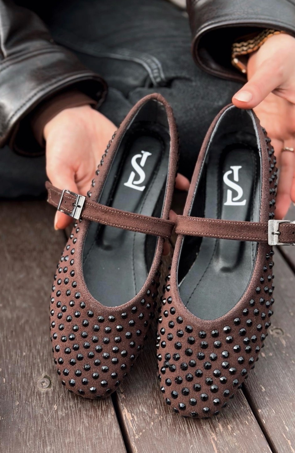 Ballerines scintillantes de couleur marron, ornées de petits strass