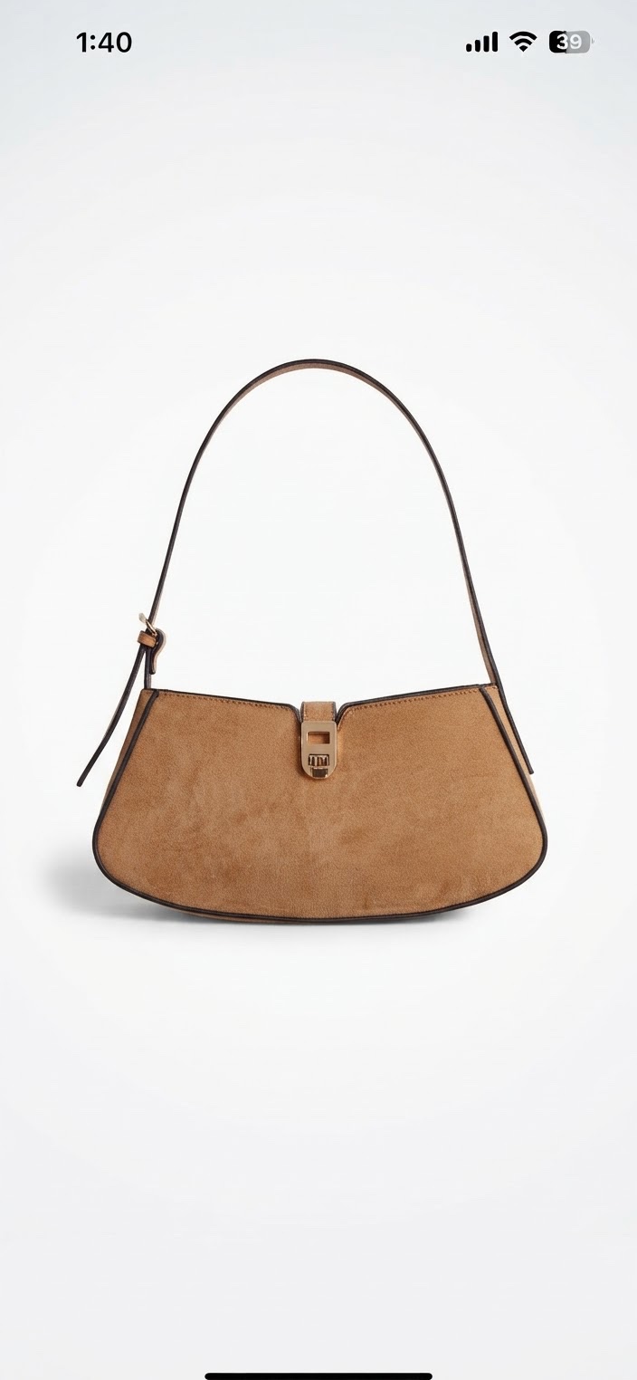 Petit sac bandoulière beige de chez H&M, reconnaissable à son élégant fermoir métallique central.