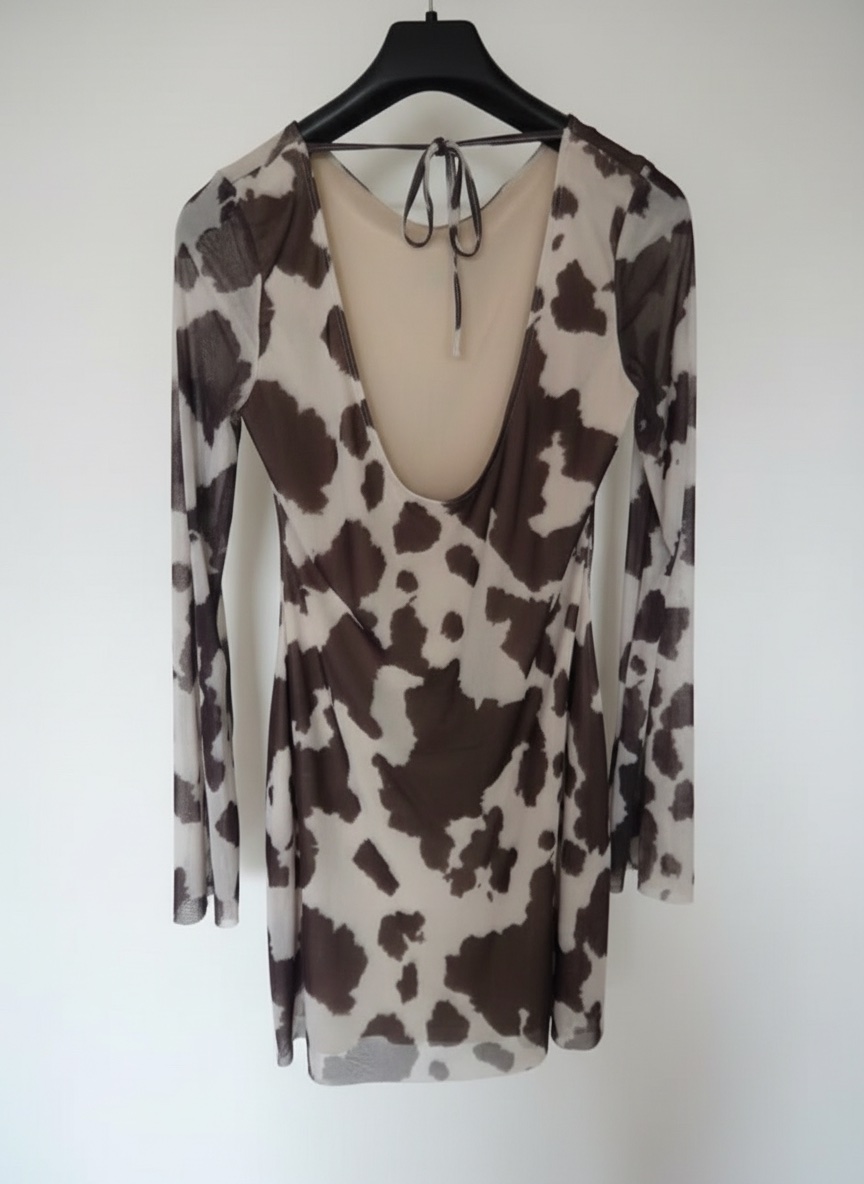 Robe courte en maille transparente présente un imprimé tacheté de vache en noir et café