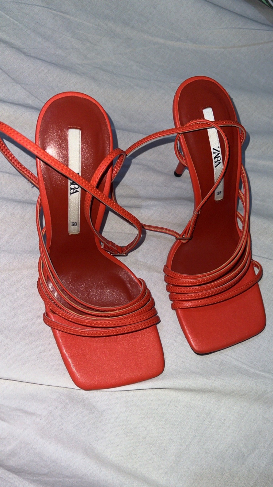 Sandales Zara à talons sont de couleur orange vif avec un design à fines brides et un bout carré